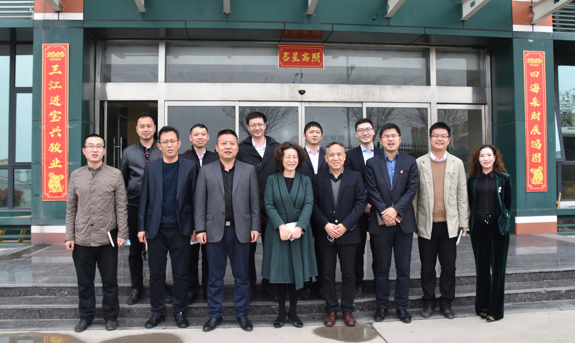“酷游KU游官网管道”与航空基地领导们合影